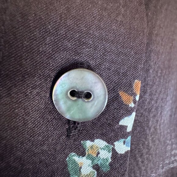 Vince Black Blue Scattered Floral Print 100% Silk Mother of Pearl Button Blouse - Picture 5 of 16